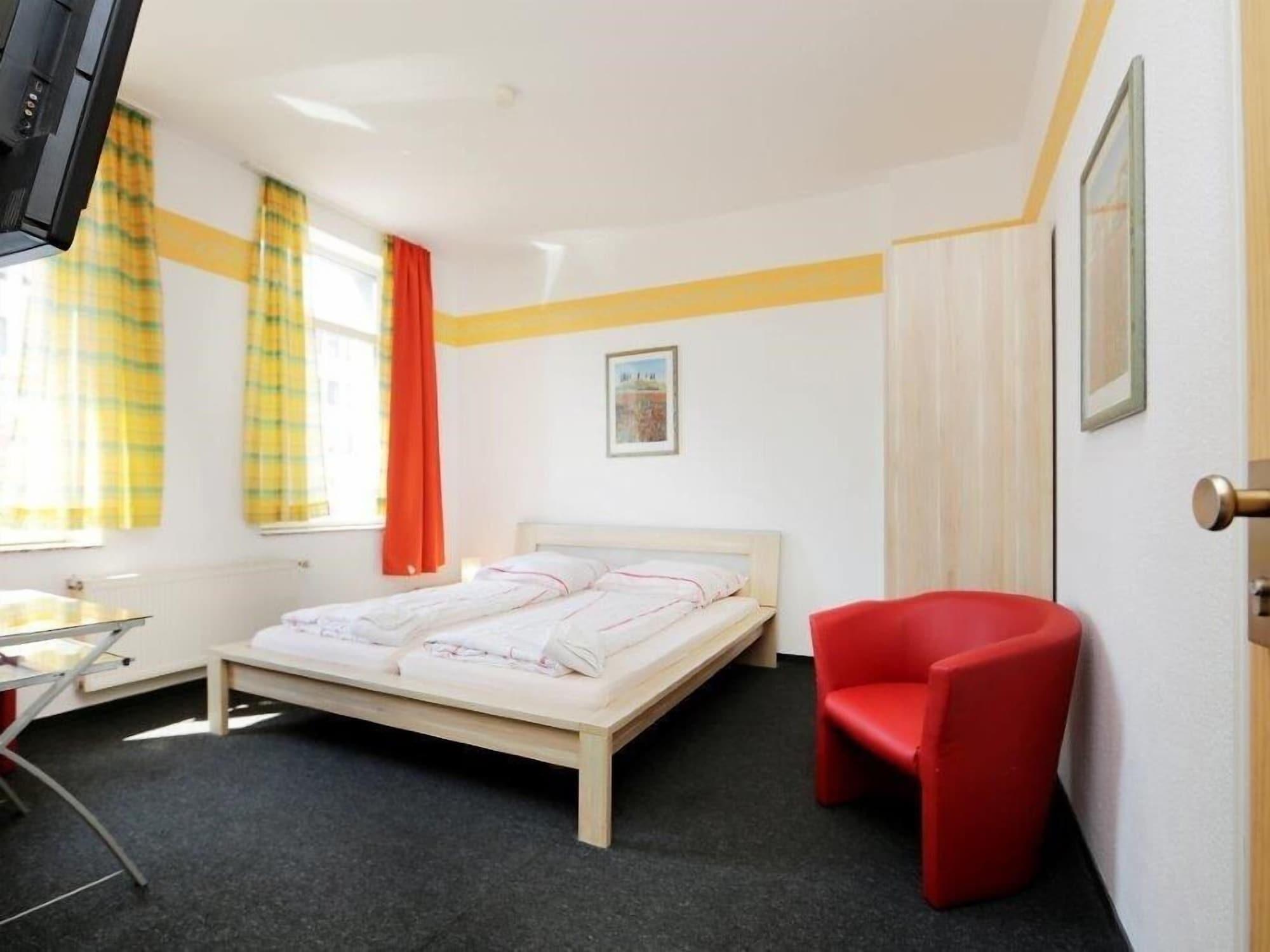 Hotel Goldener Hahn Duisburg Exterior photo