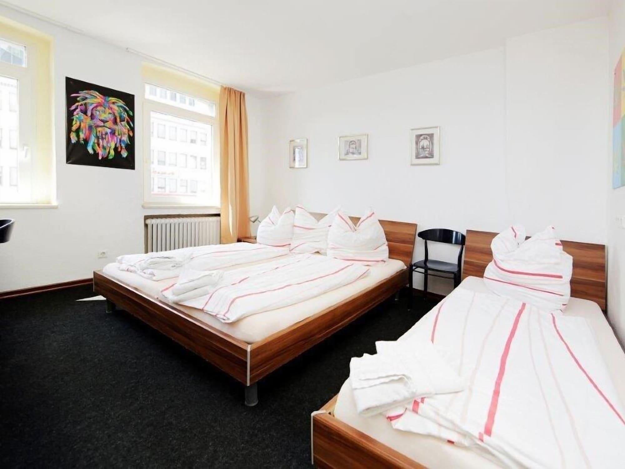 Hotel Goldener Hahn Duisburg Exterior photo